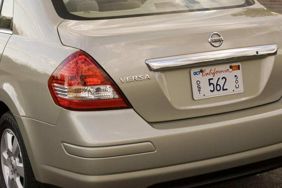  Nissan Tiida Sedan 2005 года  (фото 10 из 50)
